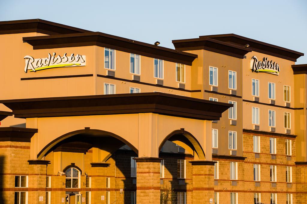 Radisson Hotel & Suites Fort Mcmurray Exterior foto