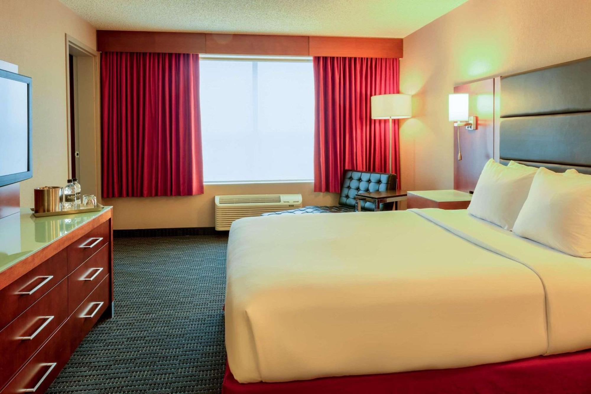 Radisson Hotel & Suites Fort Mcmurray Exterior foto