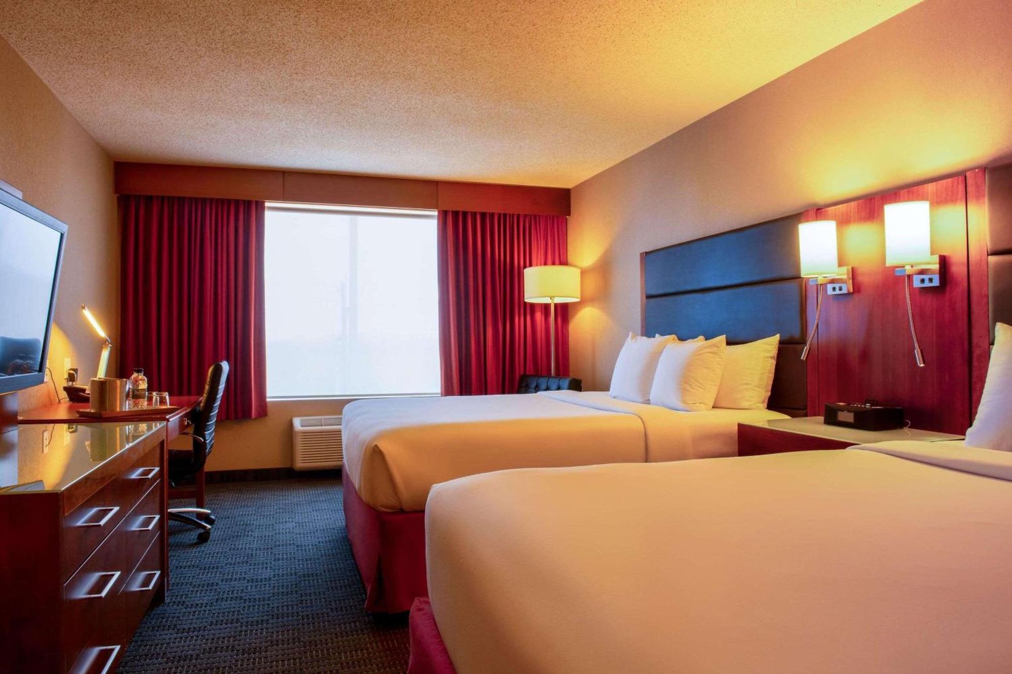Radisson Hotel & Suites Fort Mcmurray Exterior foto