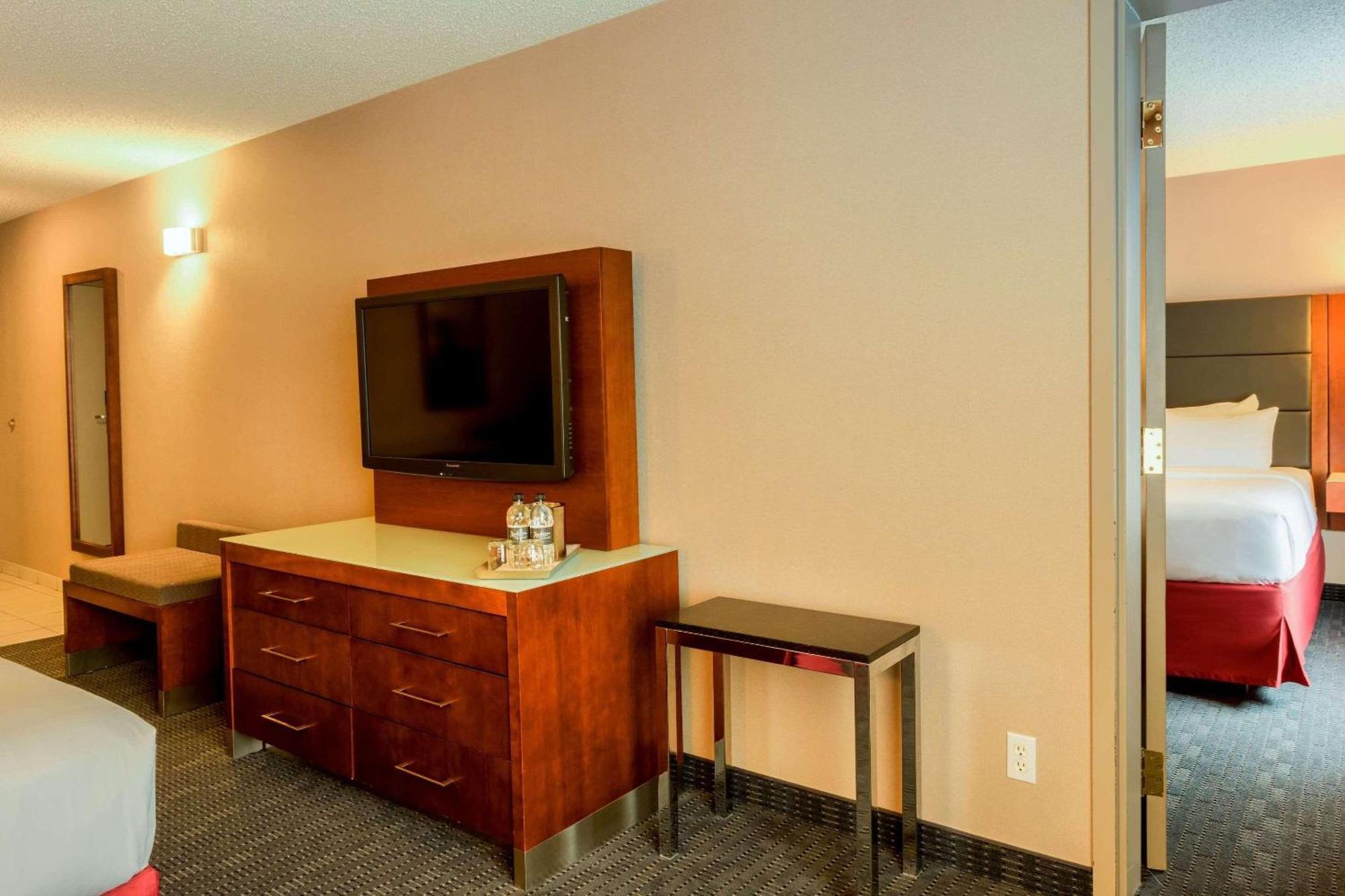 Radisson Hotel & Suites Fort Mcmurray Exterior foto
