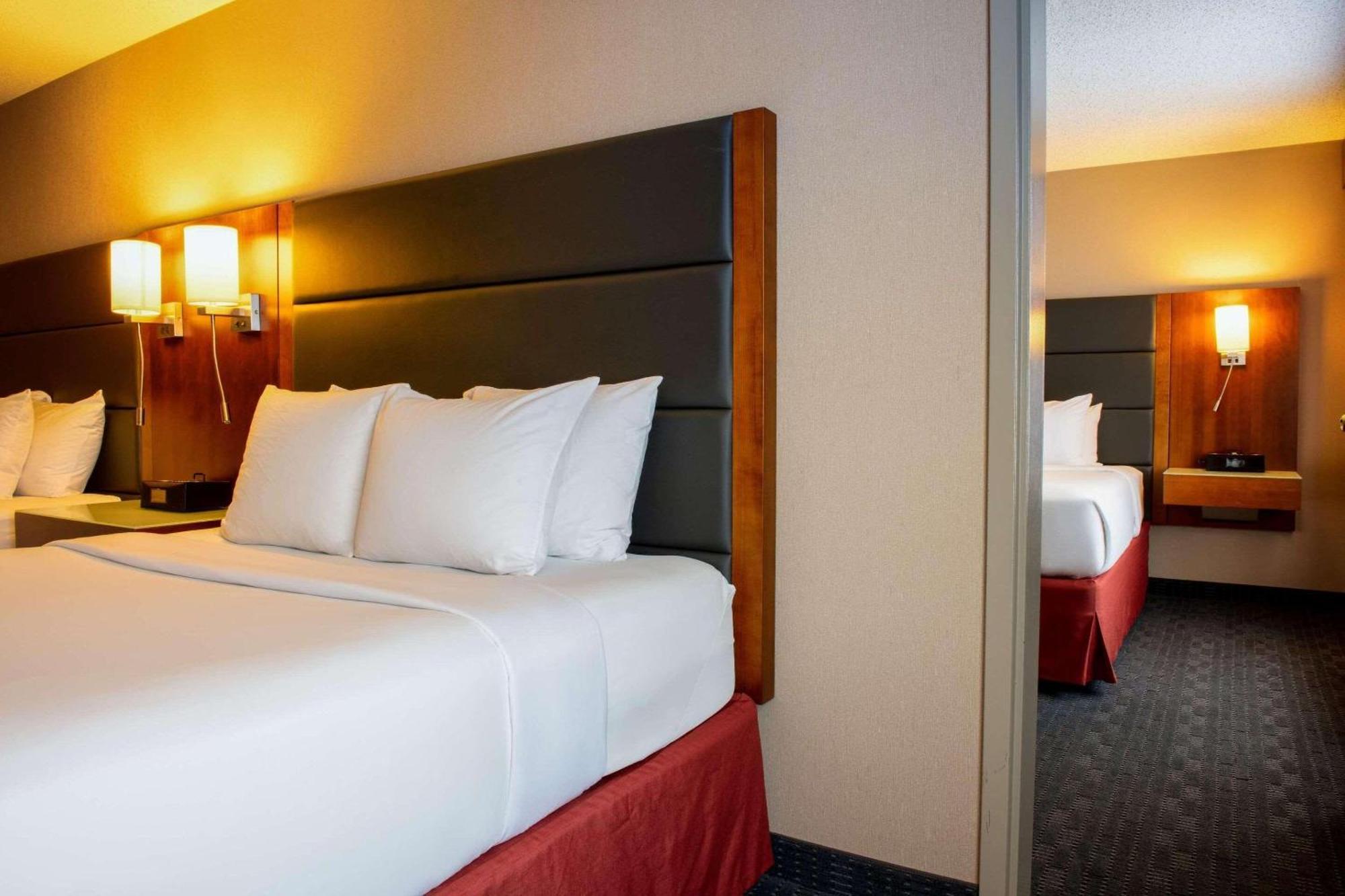 Radisson Hotel & Suites Fort Mcmurray Exterior foto