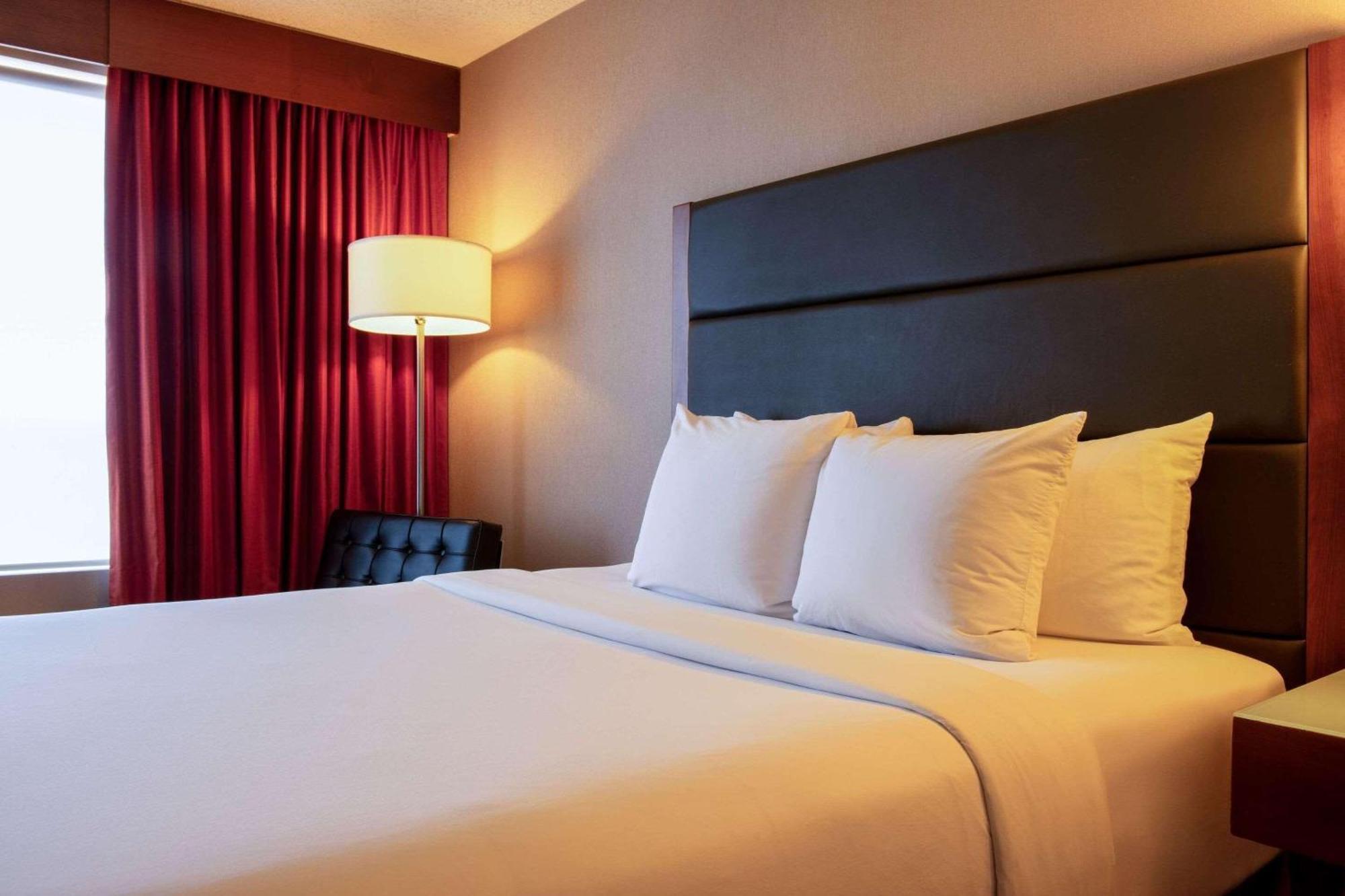 Radisson Hotel & Suites Fort Mcmurray Exterior foto